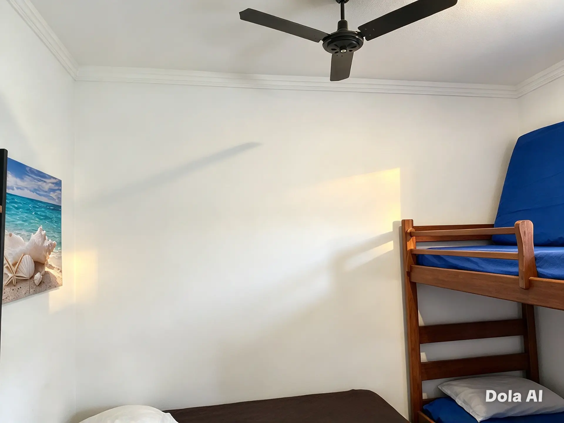 Dormitório com beliche de madeira, ventilador de teto e quadro de praia